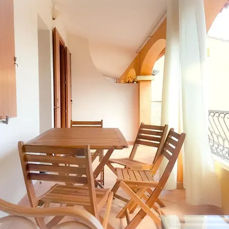 Bright In With Terrace And Garden View Apartment Pula